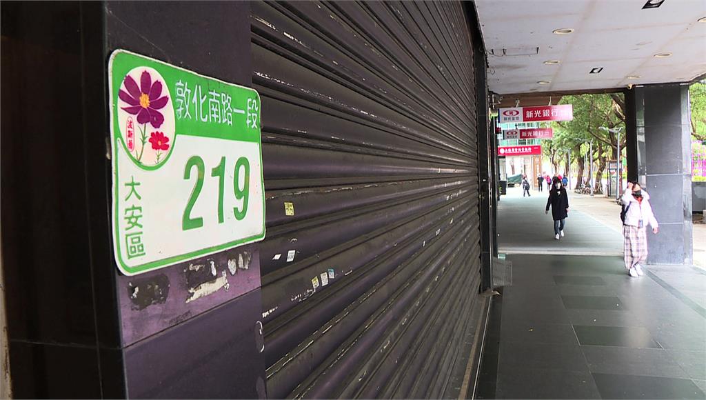 台北市大安區忠孝敦化捷運出口的黃金店面，2022下半年遭到4次法拍都流標。圖／非凡新聞