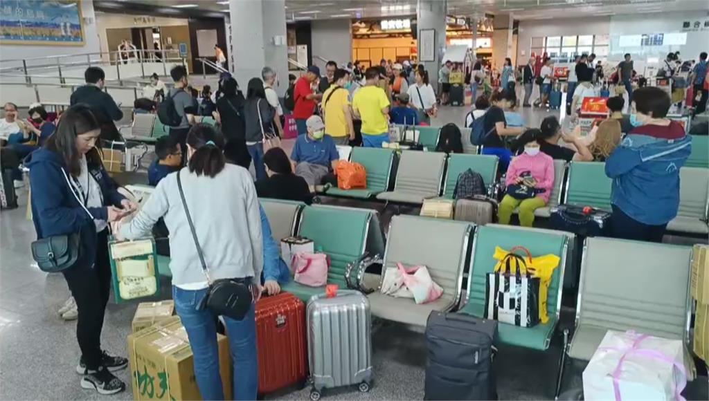 霧鎖金門，近300位旅客滯留機場。圖／台視新聞