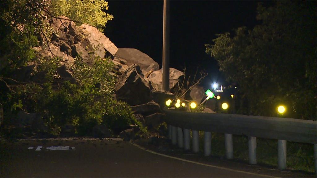 台9甲線12.4K烏來段坍方 巨石擋道阻斷雙向道路