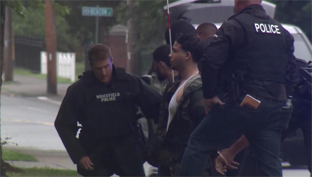 麻州警方逮捕11名持槍武裝民兵。圖／翻攝自AP Direct