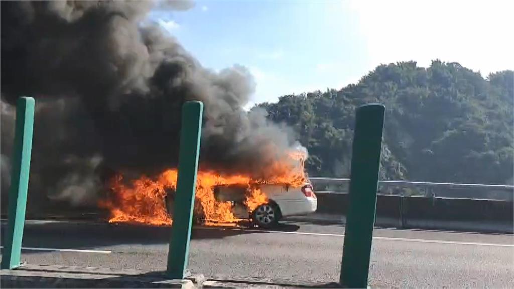 國道六號31日發生一起火燒車意外。圖／台視新聞