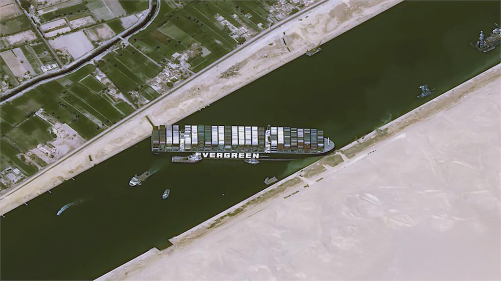 長賜輪打橫擱淺在蘇伊士運河，造成巨大影響。圖：AP