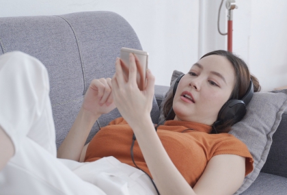 久戴降噪耳機恐害聽力退化？醫這樣說 一出現「3症狀」快立刻就醫