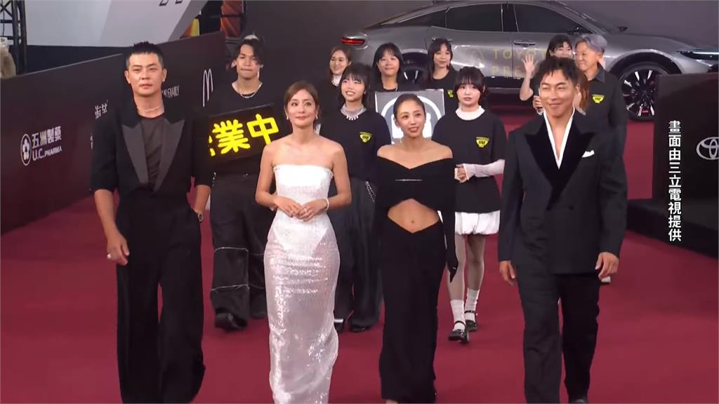 金鐘61／鬼鬼黑禮服大秀香肩、馬甲線 莎莎銀白薄紗美出新高度