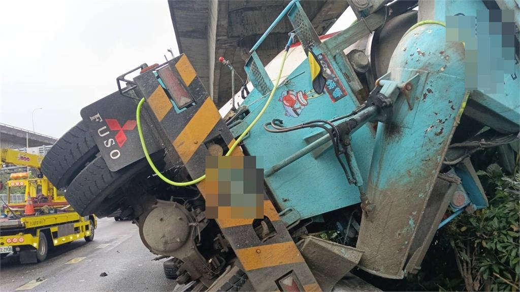 國一東湖段嚴重車禍！ 預拌車翻覆撞4車「1命危3傷」