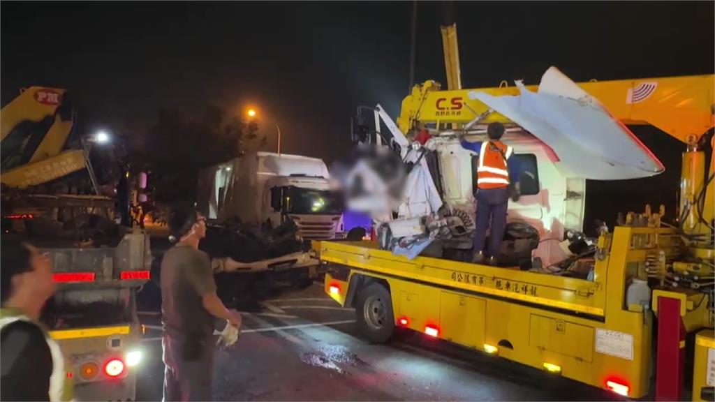 國1岡山段3車連環撞 半聯結車慘成廢鐵駕駛不治