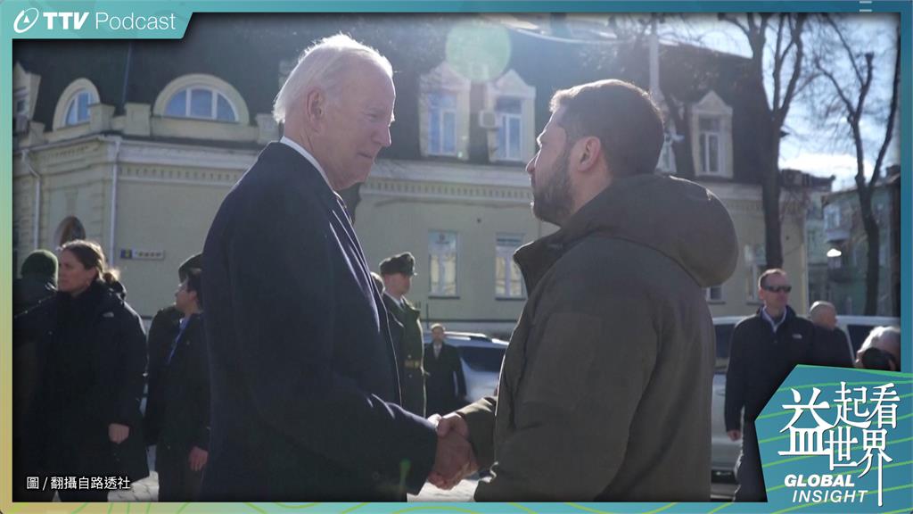 烏俄戰爭將滿一週年，美國總統拜登突然現身基輔，與烏克蘭總統澤倫斯基一起走在基輔的大街上。圖／台視新聞