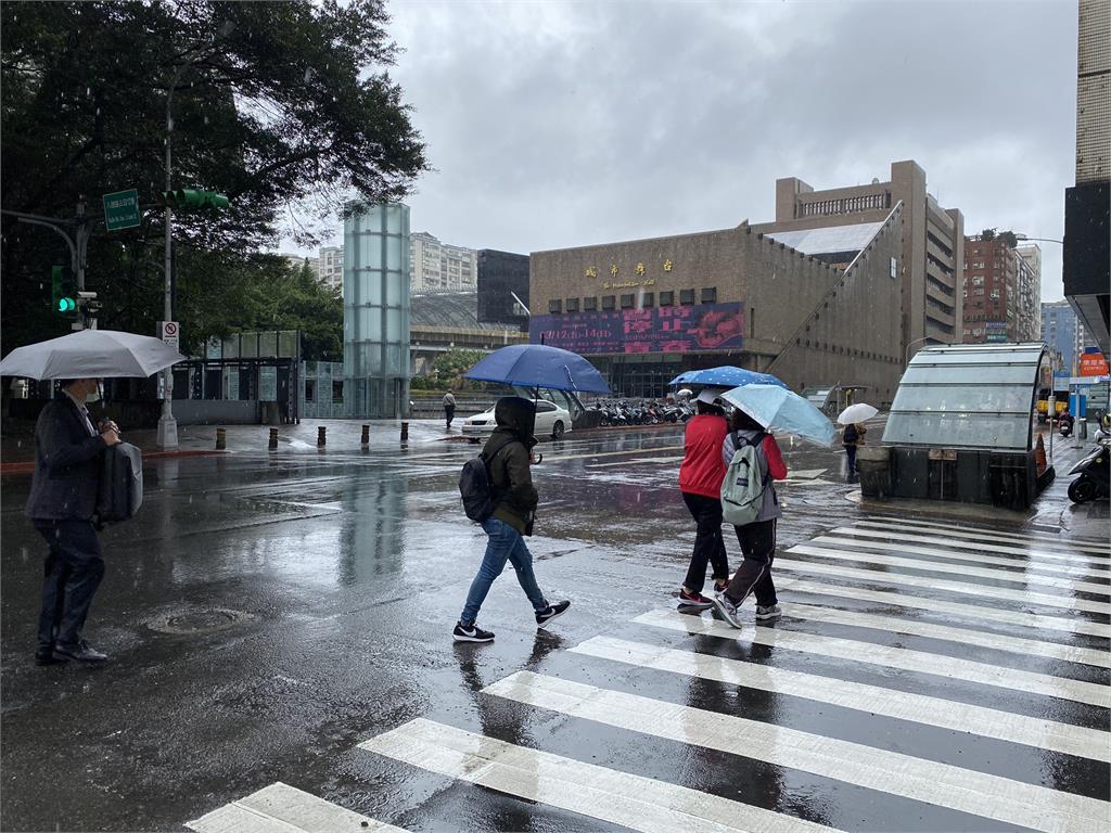 這週受東北季風影響，氣溫降，北部、東部雨勢明顯。圖／台視新聞