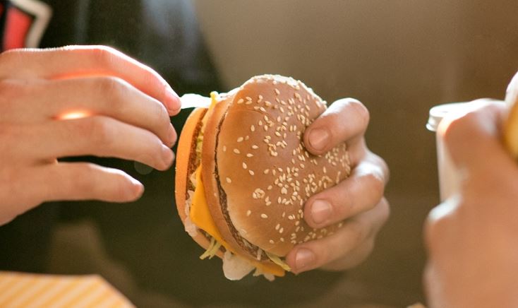 速食龍頭麥當勞將提供人造肉漢堡，積極打造環保的企業形象。圖／麥當勞台灣官網