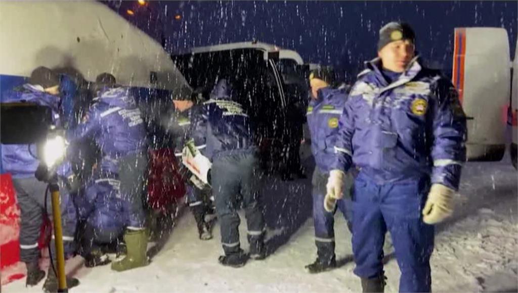 俄羅斯西伯利亞煤礦場火災，現場仍有爆炸可能，救難隊雪中待命。圖／翻攝自AP Direct