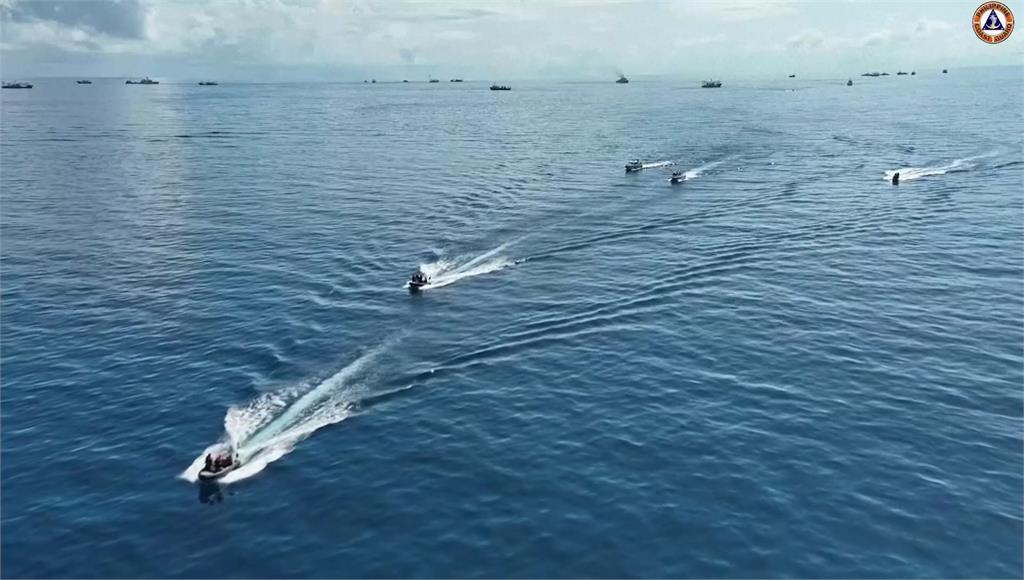 南海衝突升級，中海警船「水柱脅迫」菲補給船。圖／路透社