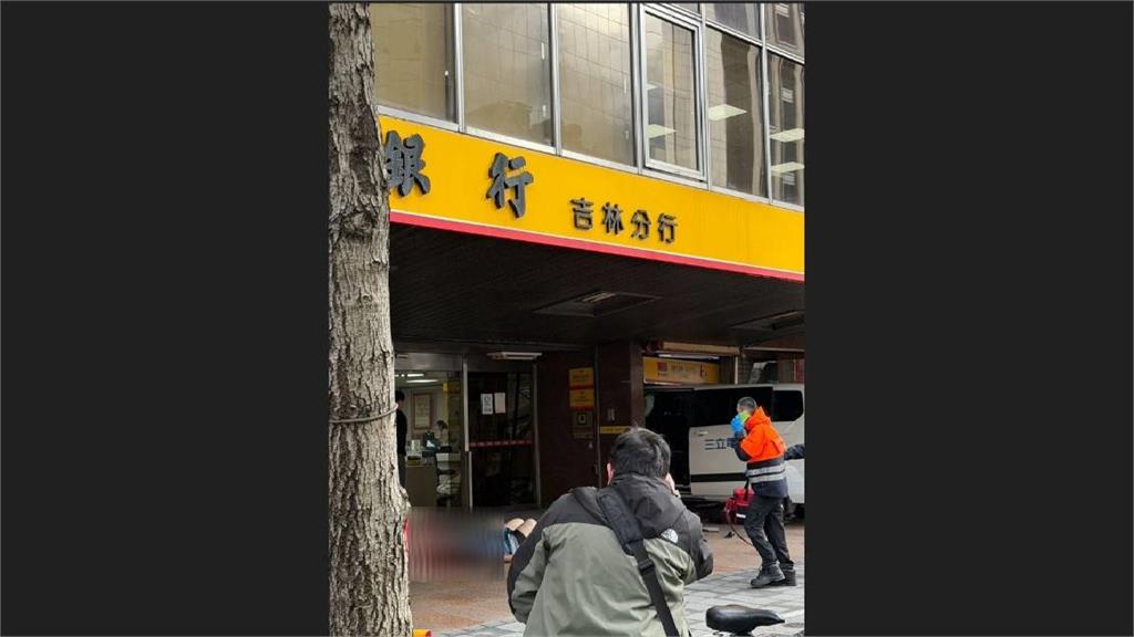 電視台汽車撞銀行！彰銀吉林分行遭撞「牆壁整片碎裂」 10人受傷