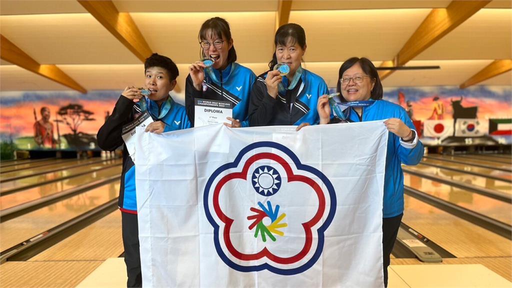 聽障保齡球世錦賽我金牌開張，女子三人賽力退韓國封后。圖／中華民國聽障者體育運動協會提供