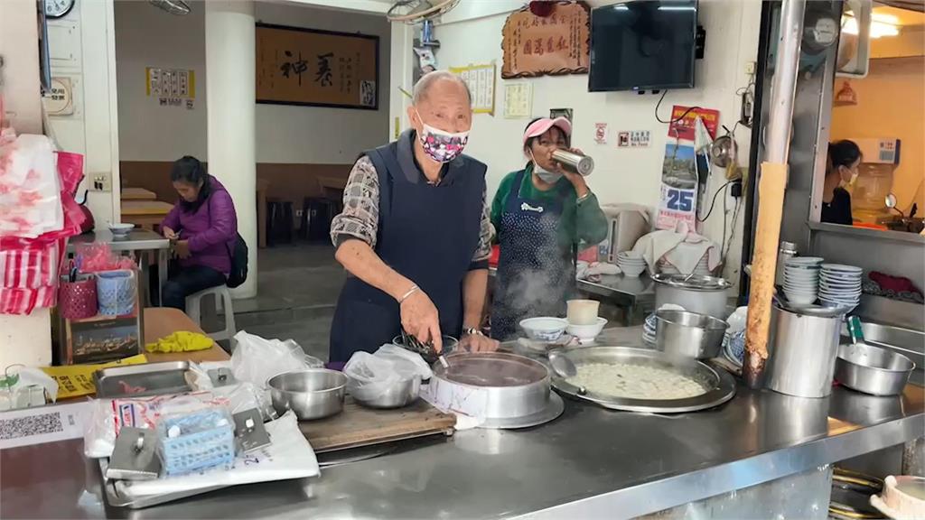 湯圓店出現了大批蜜蜂群聚。圖／台視新聞