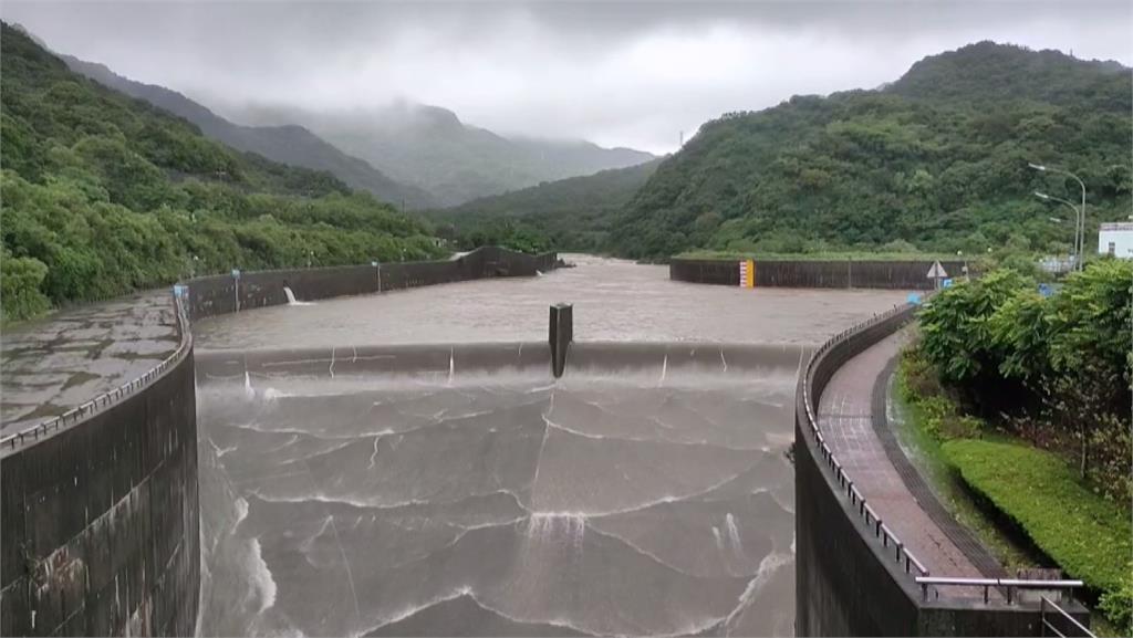 員山子攔河堰水位超過63公尺，超過警戒值，開始進行分洪。圖／台視新聞