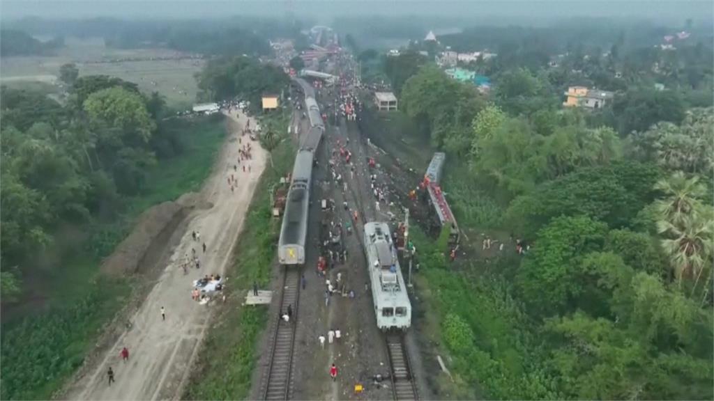 印度3火車相撞。圖／路透社、美聯社