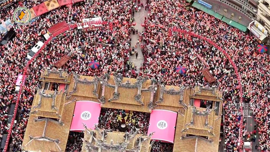 白沙屯媽祖11點衝北港朝天宮 萬名信眾齊喊「進喔」震撼空拍曝