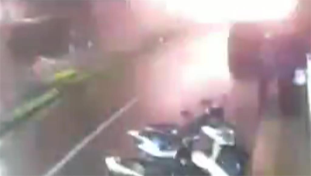 新竹氣爆4秒至少炸11次！車輛噴飛對街 民眾嚇喊：以為是砲彈