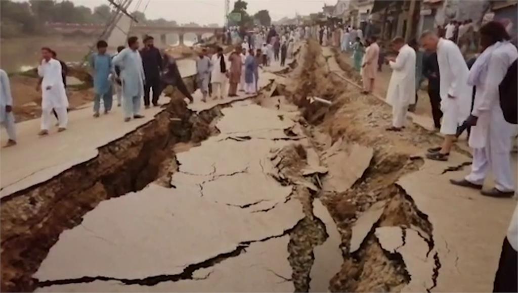 巴基斯坦5.8強震釀19死，道路驚見巨大裂縫（圖：台視新聞）