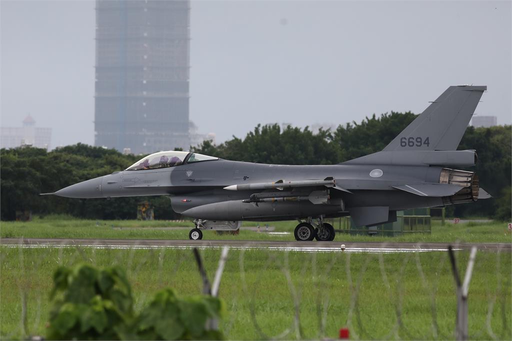 裴洛西將訪台，軍事航空迷直擊嘉義F-16掛彈飛行。圖／軍事航空迷提供