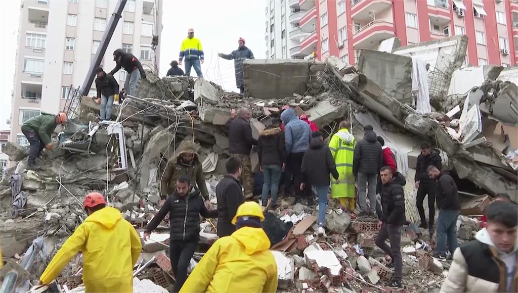 土耳其、敘利亞強震死亡人數恐暴增。圖／路透社、CNN、美聯社