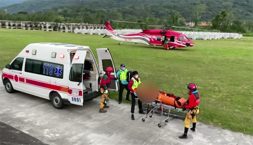 山區救援困難，警消出動直升機將男子運送下山。圖：台視新聞