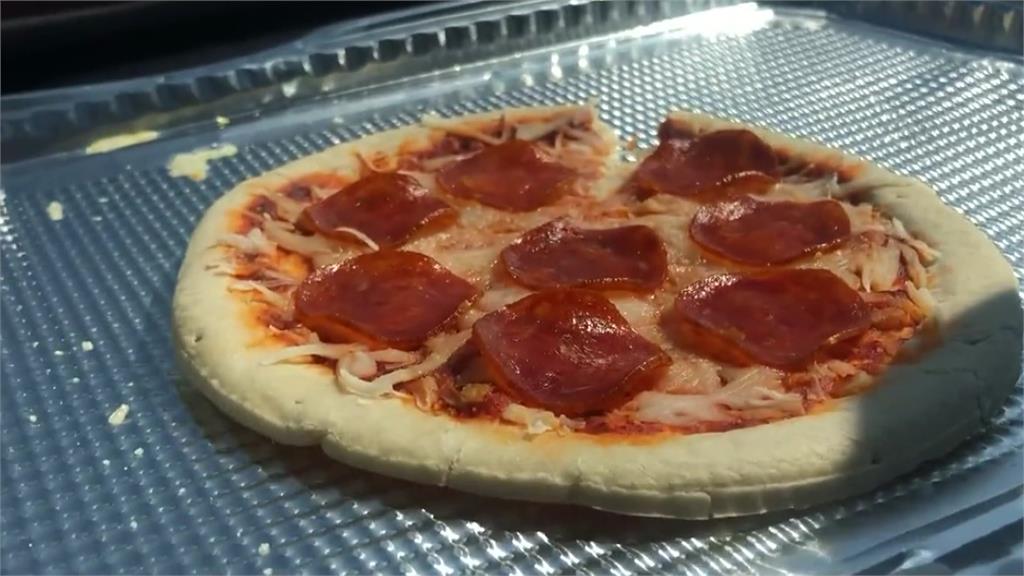 美國亞利桑那州當局透過車內烤披薩影片，提醒民眾注意熱傷害。圖／美聯社、路透社、CNN