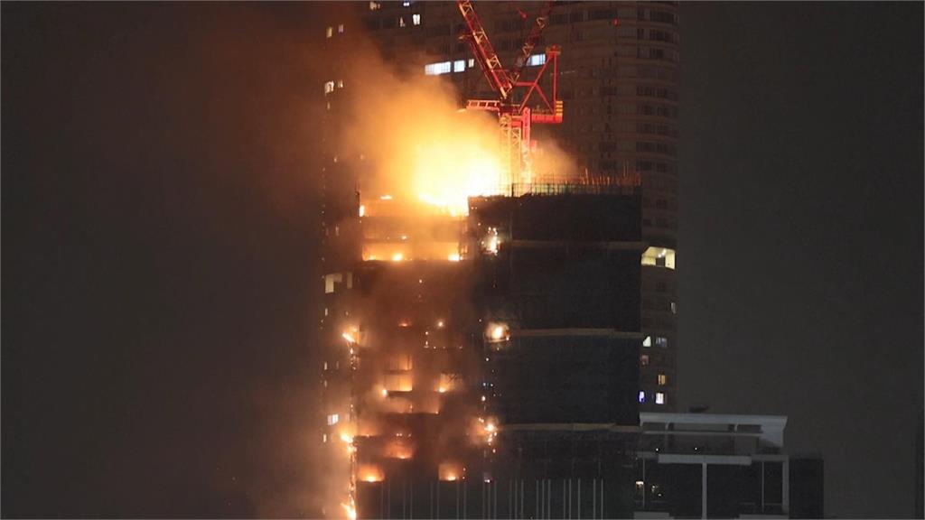香港尖沙咀一棟42層樓的大廈發生嚴重火警。圖／美聯社＋路透社