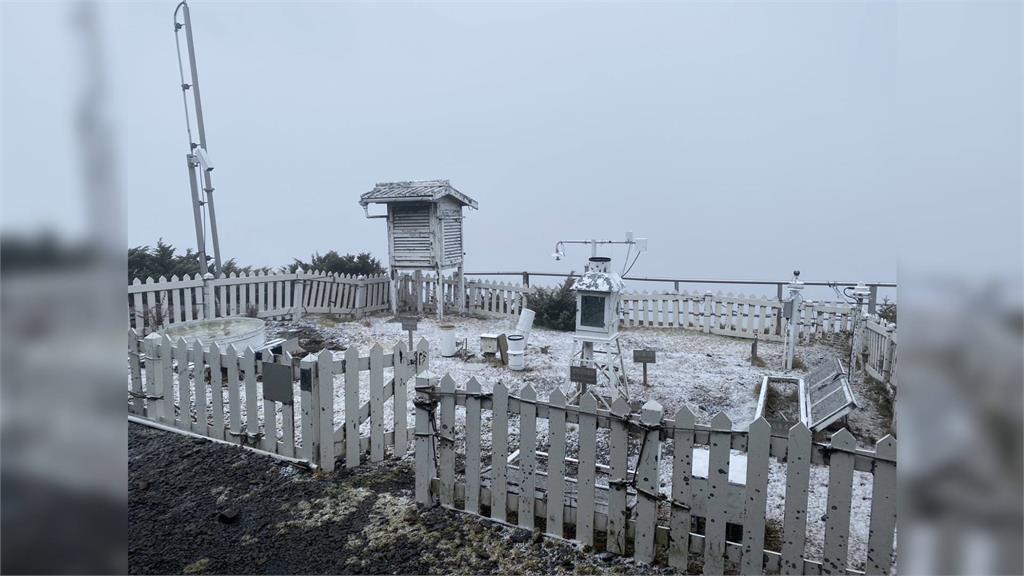 玉山下雪了！北峰雪花紛飛成銀白世界