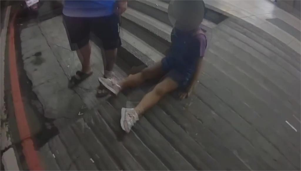 深夜外出找爸爸！3歲女童獨坐超商外 情侶報警助返...