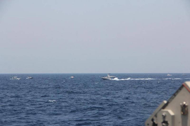 伊朗快艇高速逼近，美軍艦開30槍警告。圖／翻攝自Twitter@usnavy