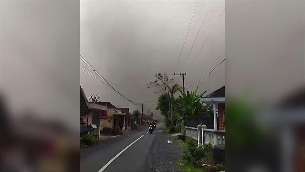 印尼東爪哇省的塞梅魯火山爆發。圖／路透社