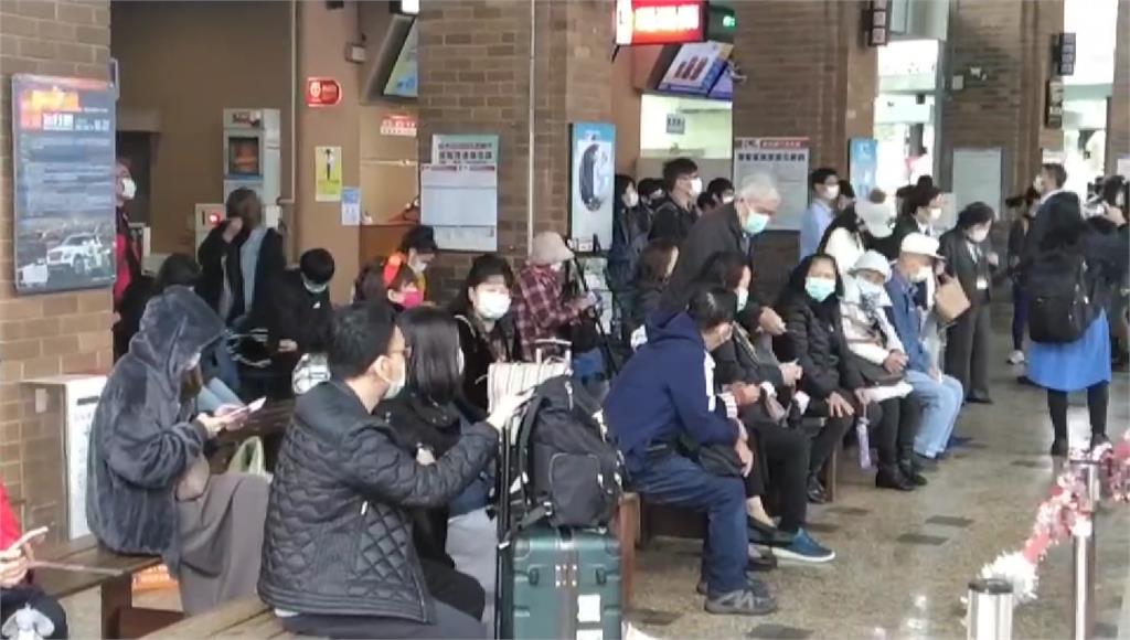 猴硐走山台鐵中斷 宜蘭客運站湧北上人潮