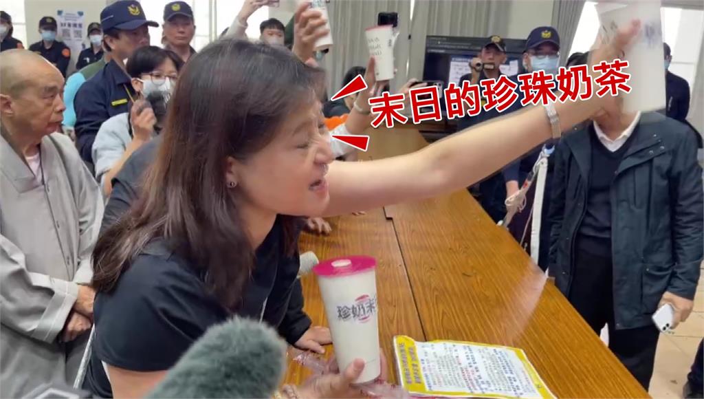 名間焚化爐爭議升溫！民眾抗議狂撒茶葉 請專家喝「末日珍奶」