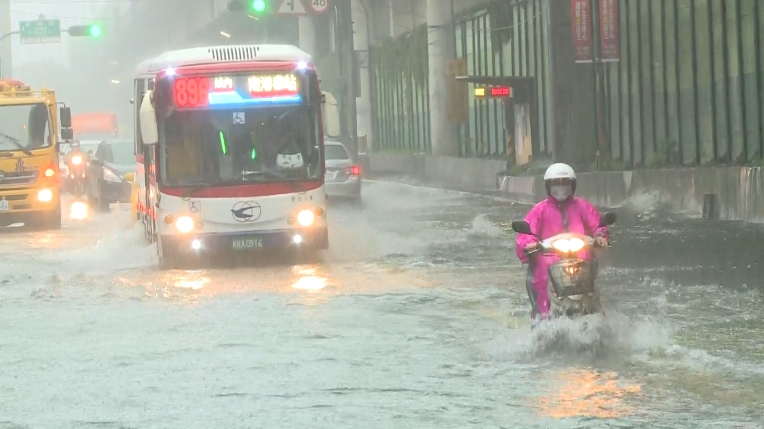 今天下午新北汐止區降下大雨，造成多個地區積水。圖／台視新聞