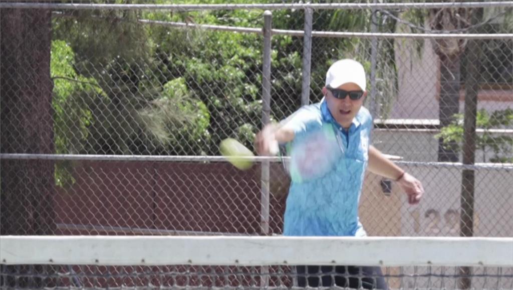 墨西哥男失明不失志，「打網球」另尋一片天。圖／翻攝自AP Direct