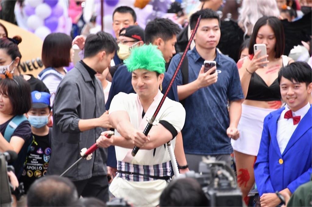 台北市長蔣萬安「一頭綠髮」扮演航海王中的角色索隆。圖／台北市政府提供