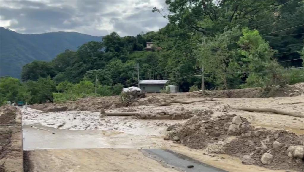 南投縣水里鄉三十甲地區爆發土石流。圖／台視新聞