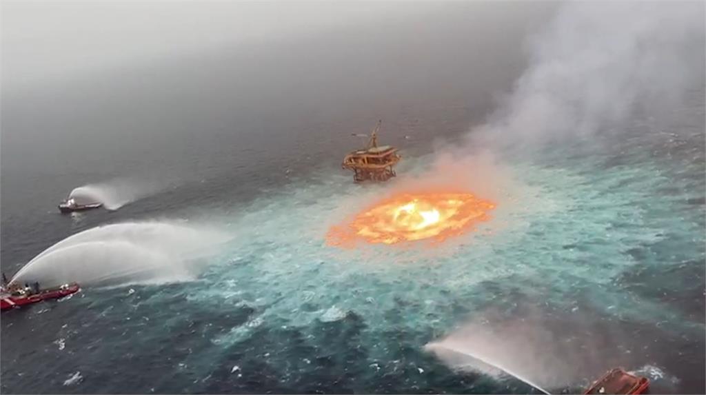 墨西哥灣海底天然氣外洩，引發海上大火。圖／翻攝自AP Direct
