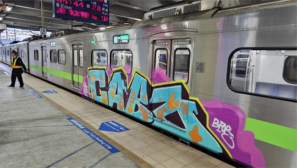 台鐵七堵站車廂遭亂塗鴉 延誤5分鐘發車