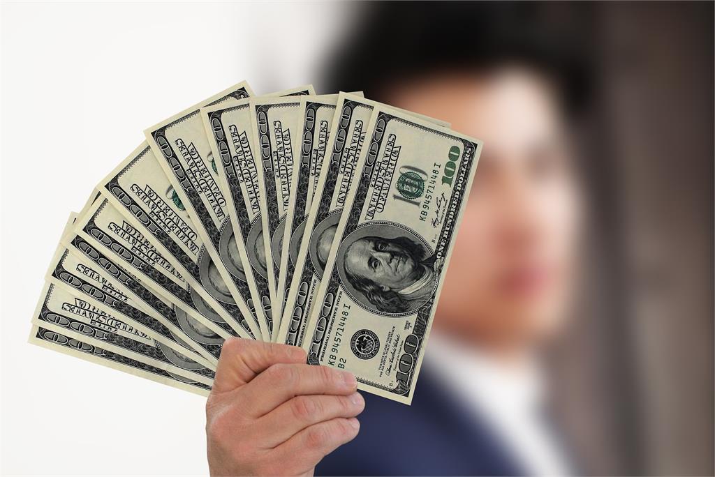 美國有一名連鎖速食店的員工，拿到高達1萬美元的全勤獎金。示意圖／翻攝自Pixabay@geralt
