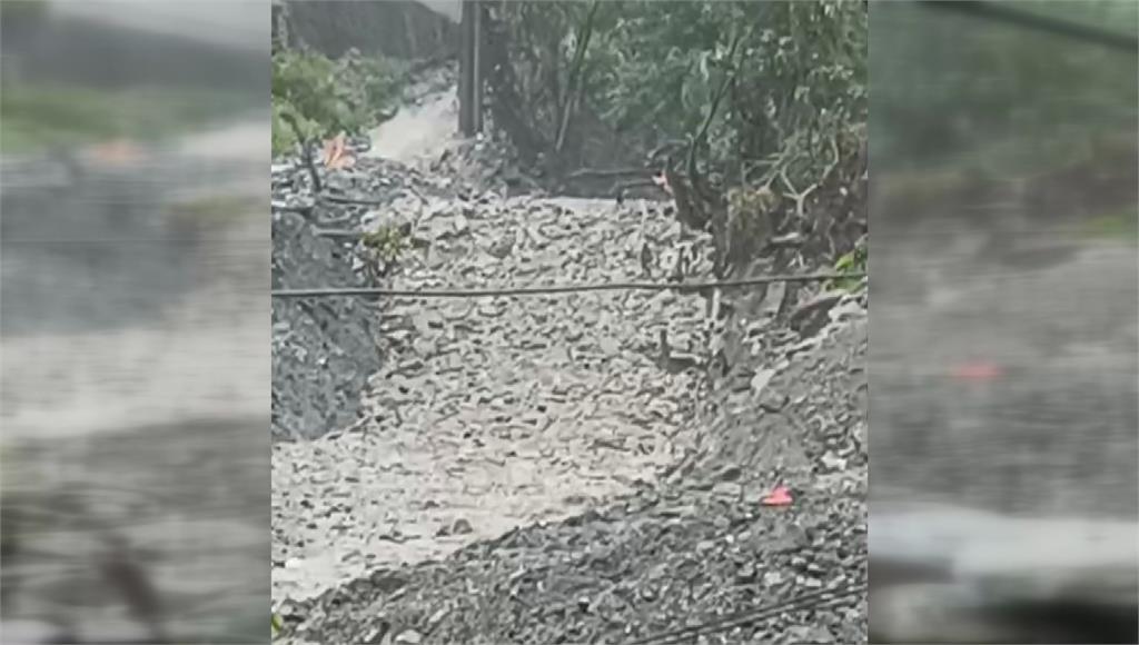 南投東埔溫泉聯外道路被土石淹沒。圖／台視新聞