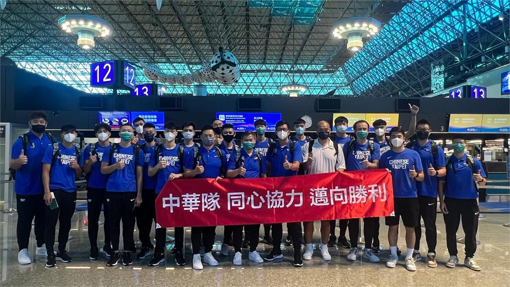中華男籃隊今早搭乘華航班機前往澳洲墨爾本。圖／籃協提供