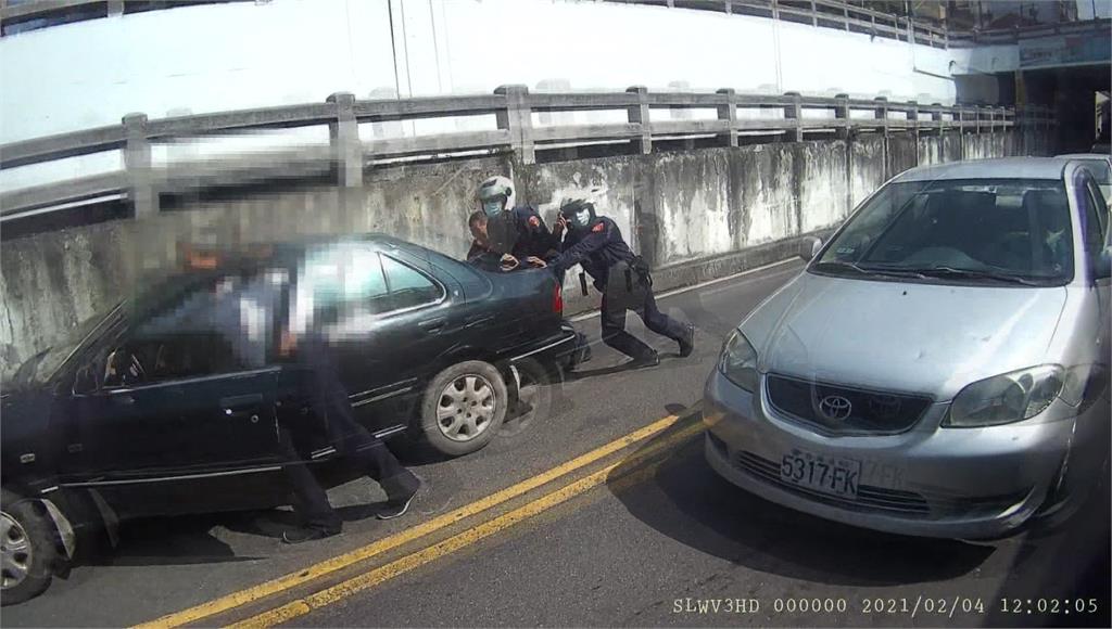 車拋錨卡地下道 警徒手推車200公尺上坡