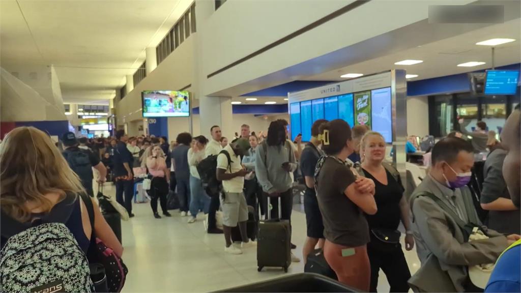 旅客排隊等著登機或在航空公司櫃檯前要求更改航班。圖／美聯社