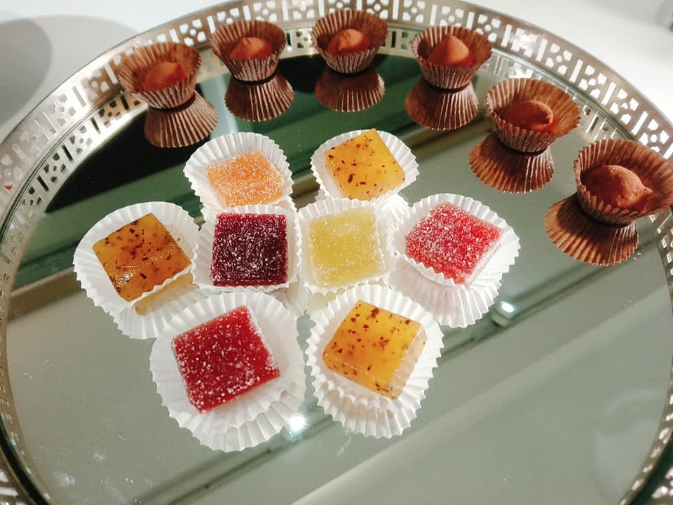 拿下世界巧克力大賽金牌的黑松露巧克力，以及運用台灣的水果製作成法式水果軟糖。