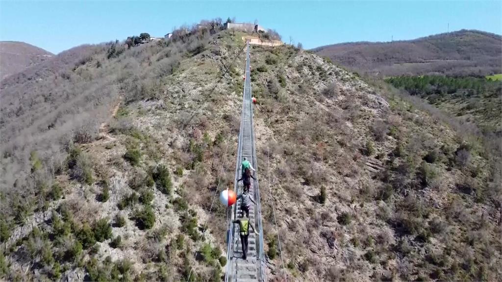 義大利古鎮重金打造「超長吊橋」。圖／美聯社