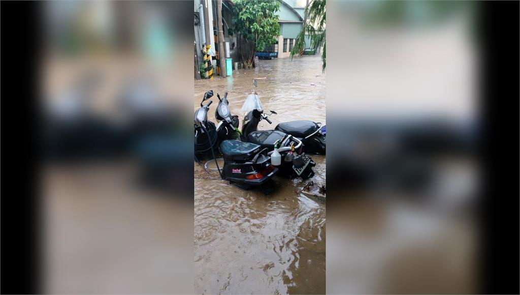 台中午後大雨水淹小腿肚高 機車全「泡湯」