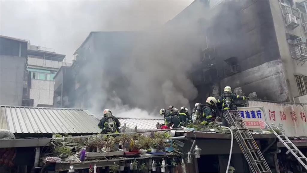 北市延吉街油漆行火警！濃密黑煙竄升 鐵皮屋「燒光...