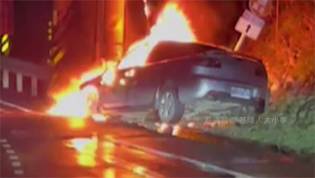 新北萬里自撞火燒車，副駕駛不幸燒死車內。圖／翻攝自臉書基隆人大小事